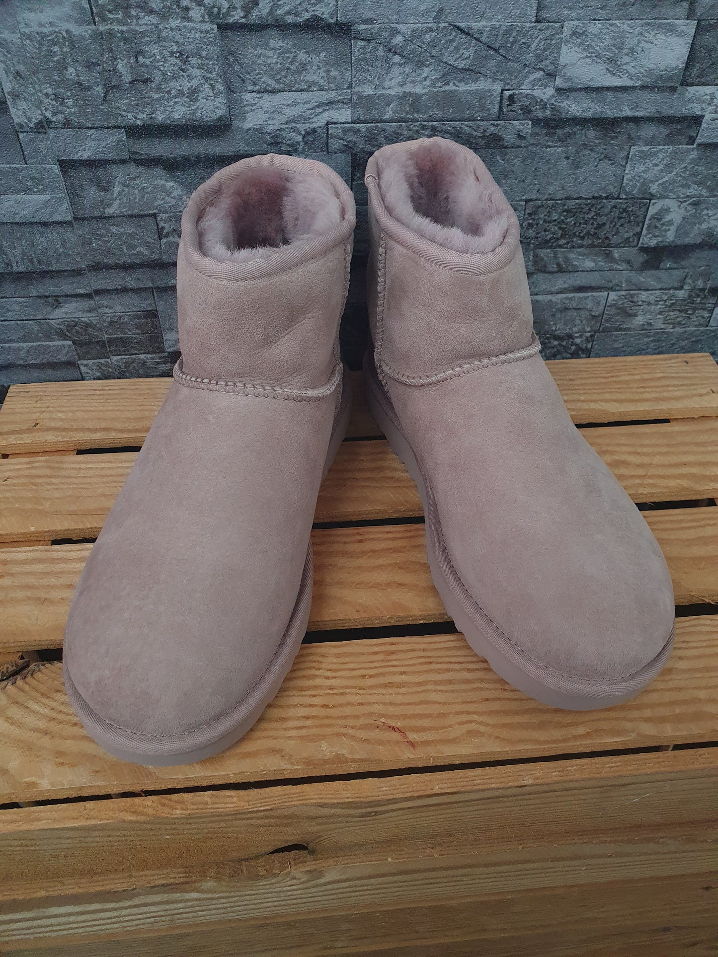 UGG Boots Mini Bailey Button Dusk Rosa Lammfell   Wildleder Gr.40 NEU