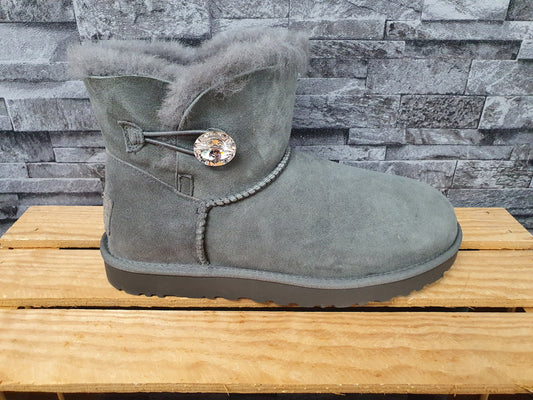 UGG Boots Bailey Button Bling Grau Lammfell
