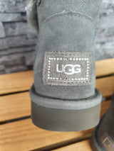 UGG Boots Bailey Button Bling Grau Lammfell