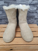 UGG Damen Boots Bailey Button II  Wildleder  Sand Lammfell Gr.40