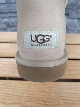 UGG Damen Boots Bailey Button II  Wildleder  Sand Lammfell Gr.40