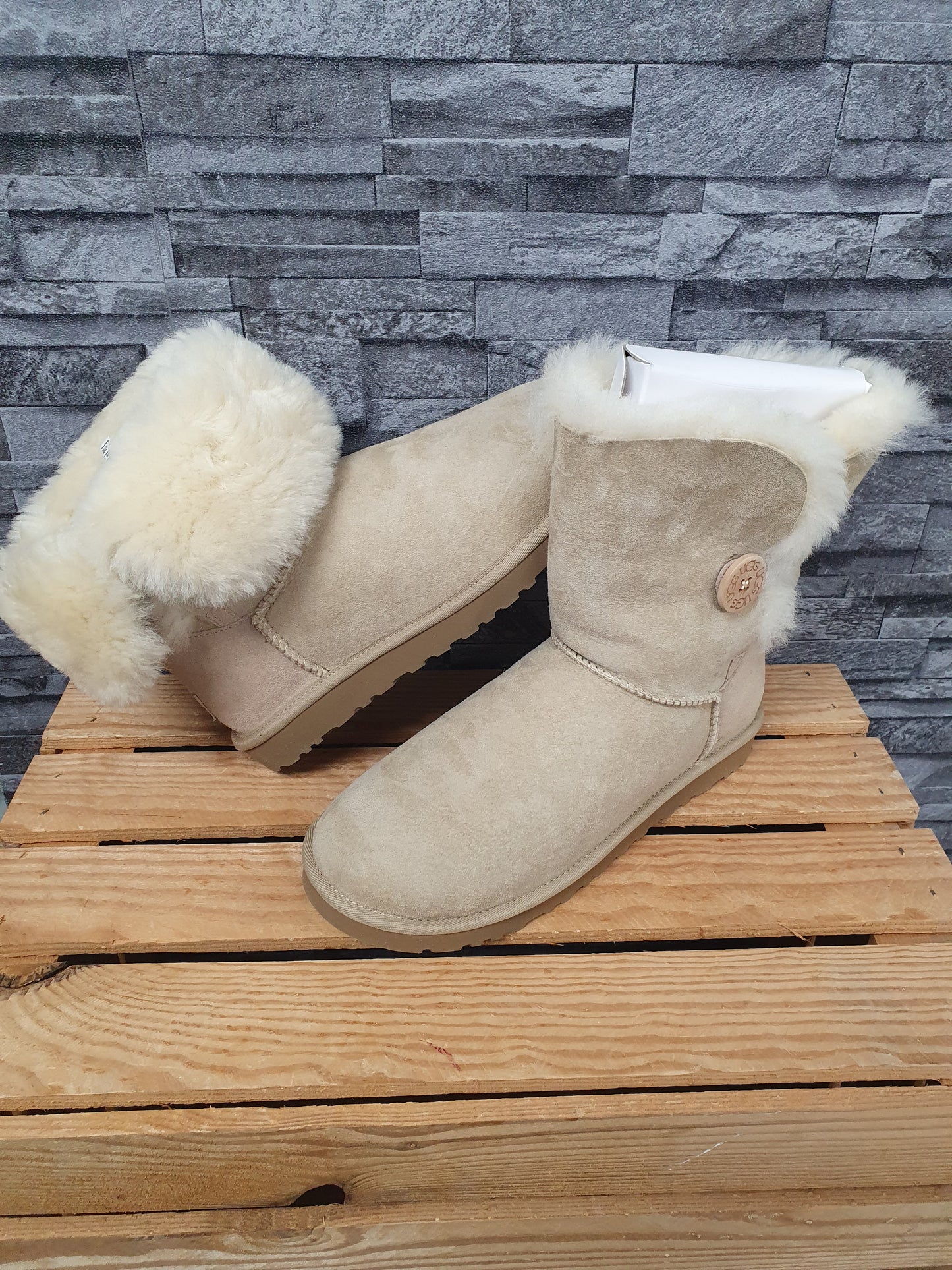 UGG Damen Boots Bailey Button II  Wildleder  Sand Lammfell Gr.40