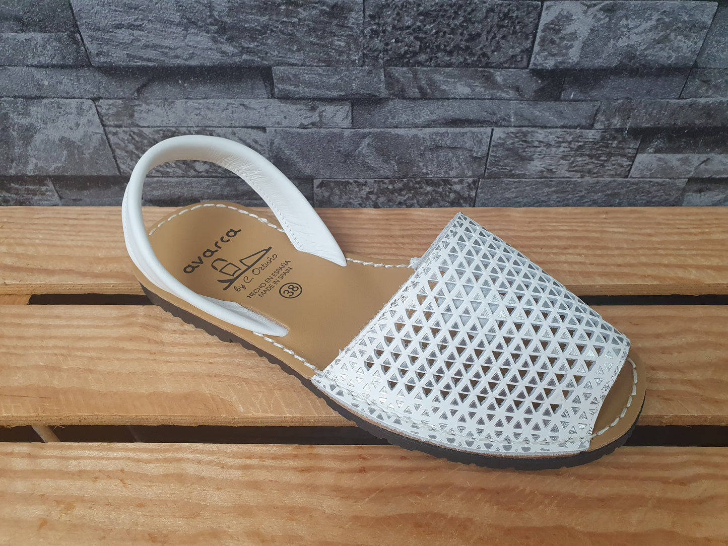 Avarca Damen Sandalen – Spanisches Lochmuster, Weiß