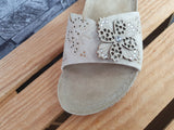 Scandi  Fly Soft Damen Pantolette Sommer Beige Glitzer Lederinnensohle Blume