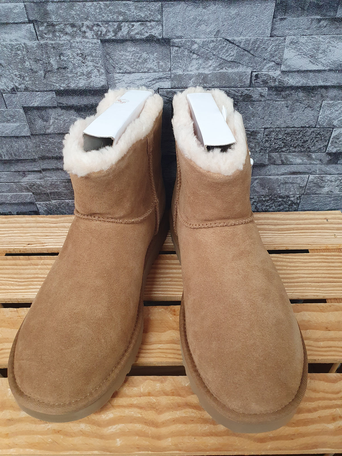 NEU! Original UGG Boots Mini Bailey Button Bling Gem Chestnut Gr.40