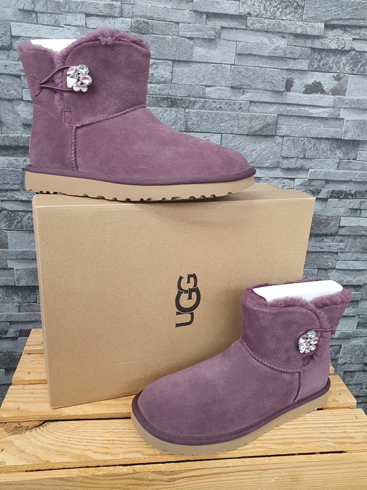 NEU! Original UGG Boots Mini Bailey Button Bling Gem Lila  Lammfell Gr.41