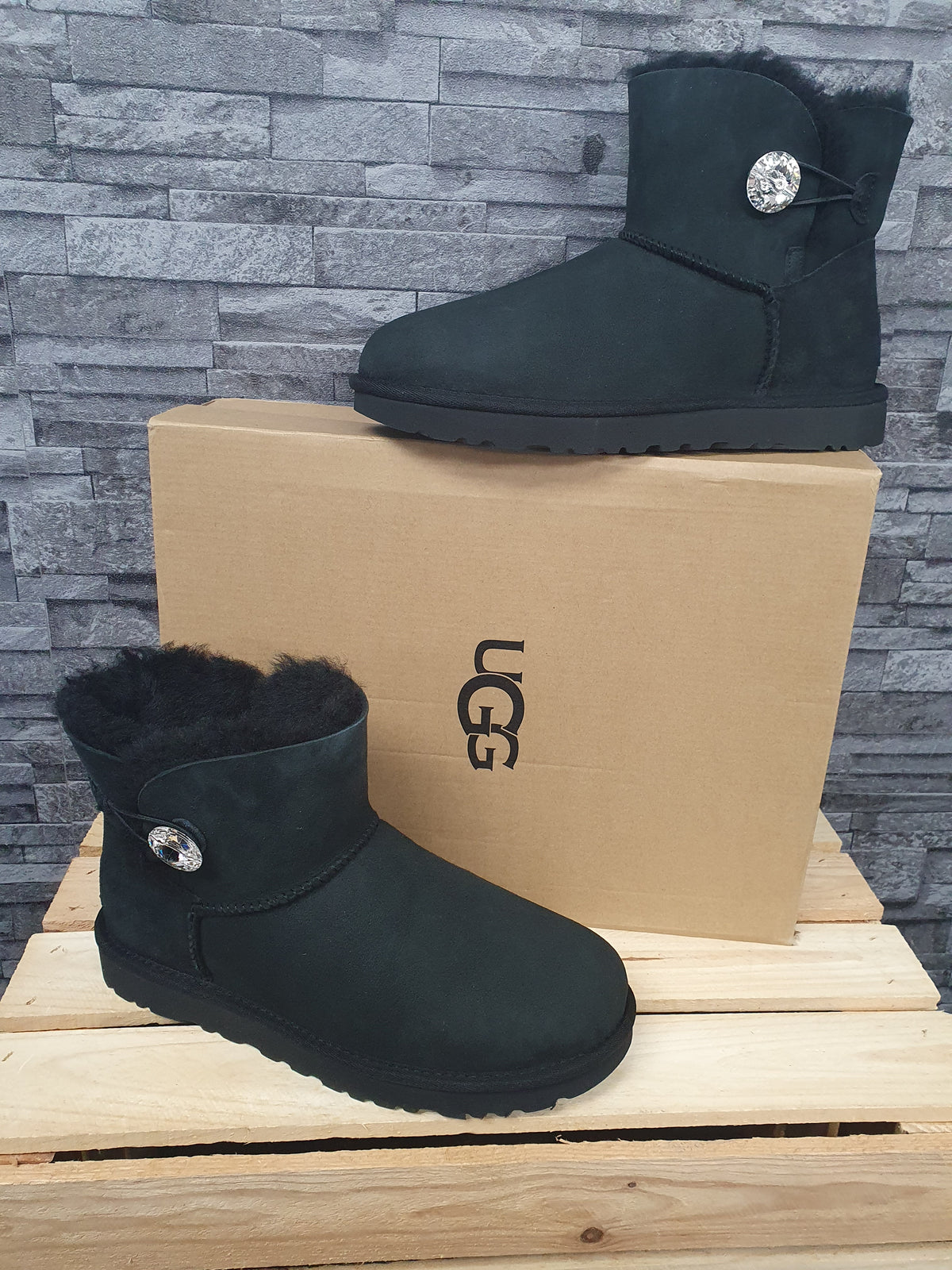 NEU! Original UGG Boots Mini Bailey Button Bling Schwarz  Lammfell  Gr.41